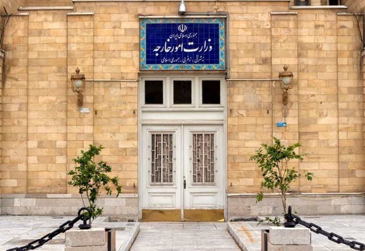 وزارت خارجه: چهار دیپلمات ایرانی به نیروهای اشغالگر تحویل داده شدند