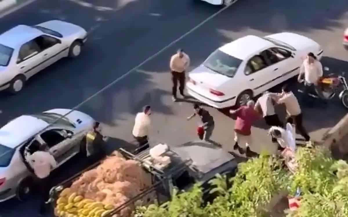 برخورد خشونت آمیز ماموران شهرداری قزوین با دستفروشان خیابانی!