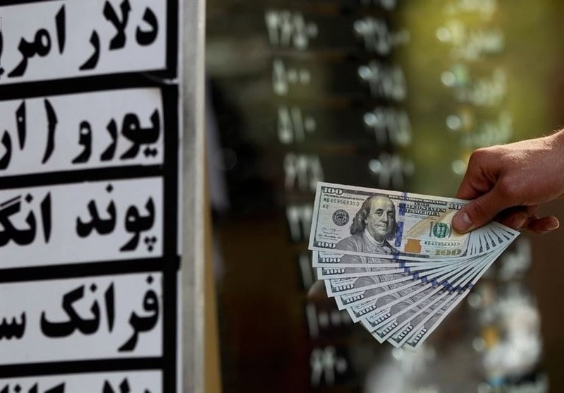 طلا به کف قیمتی رسید؛ دلار وارد کانال ۹۸ هزار تومان شد