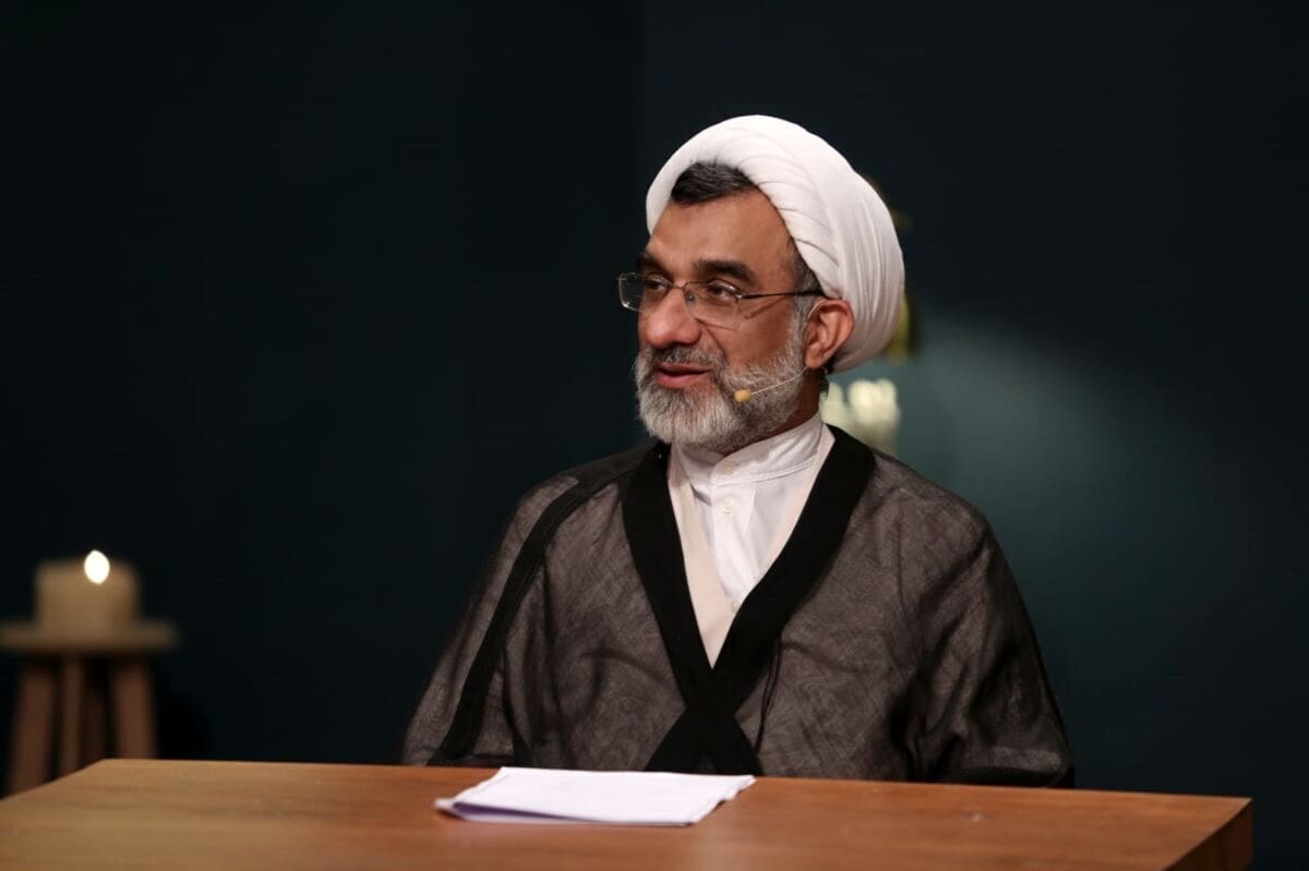 دبیر شورای عالی انقلاب فرهنگی: نمی توانیم برای آوازخواندن یک خانم در جمع آقایان مجوز بدهیم
