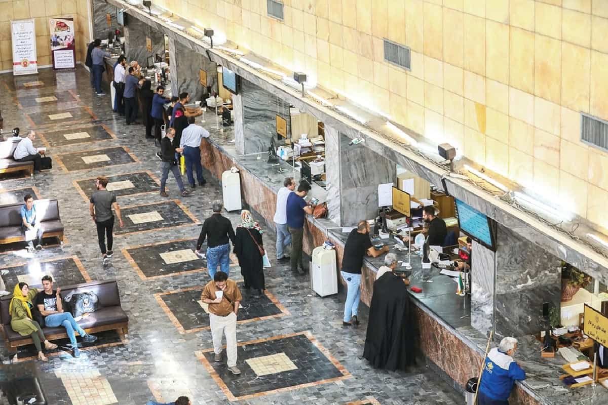 وام ازدواج در صف انتظار؛ چرا ۵۵۰ هزار جوان پشت درِ بسته بانک‌ها مانده‌اند؟