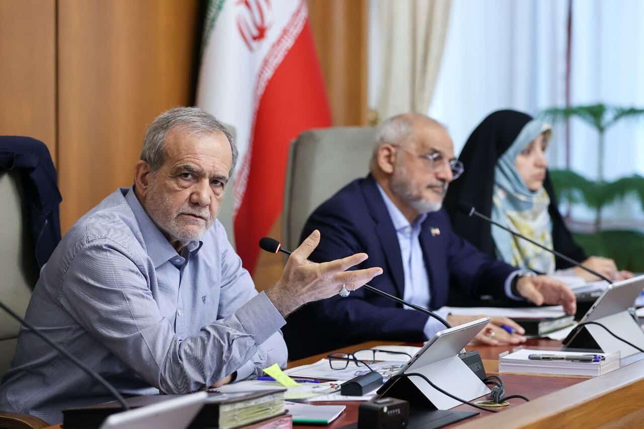 رئیس‌جمهور: هر مقرره‌ای که موجب فشار اقتصادی بر زندگی مردم شود، باید سریع اصلاح شود