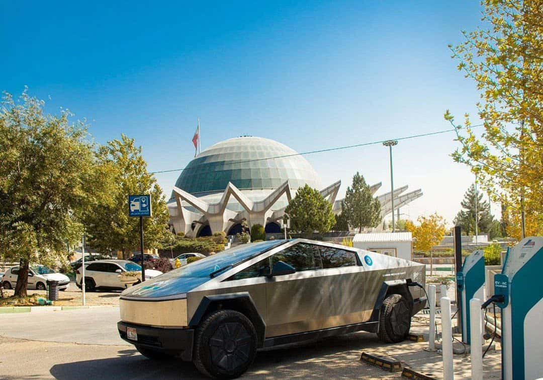 یک تسلا، میلیون‌ها نگاه؛ چرا لوکس‌ها در ایران شوک می‌آورند؟