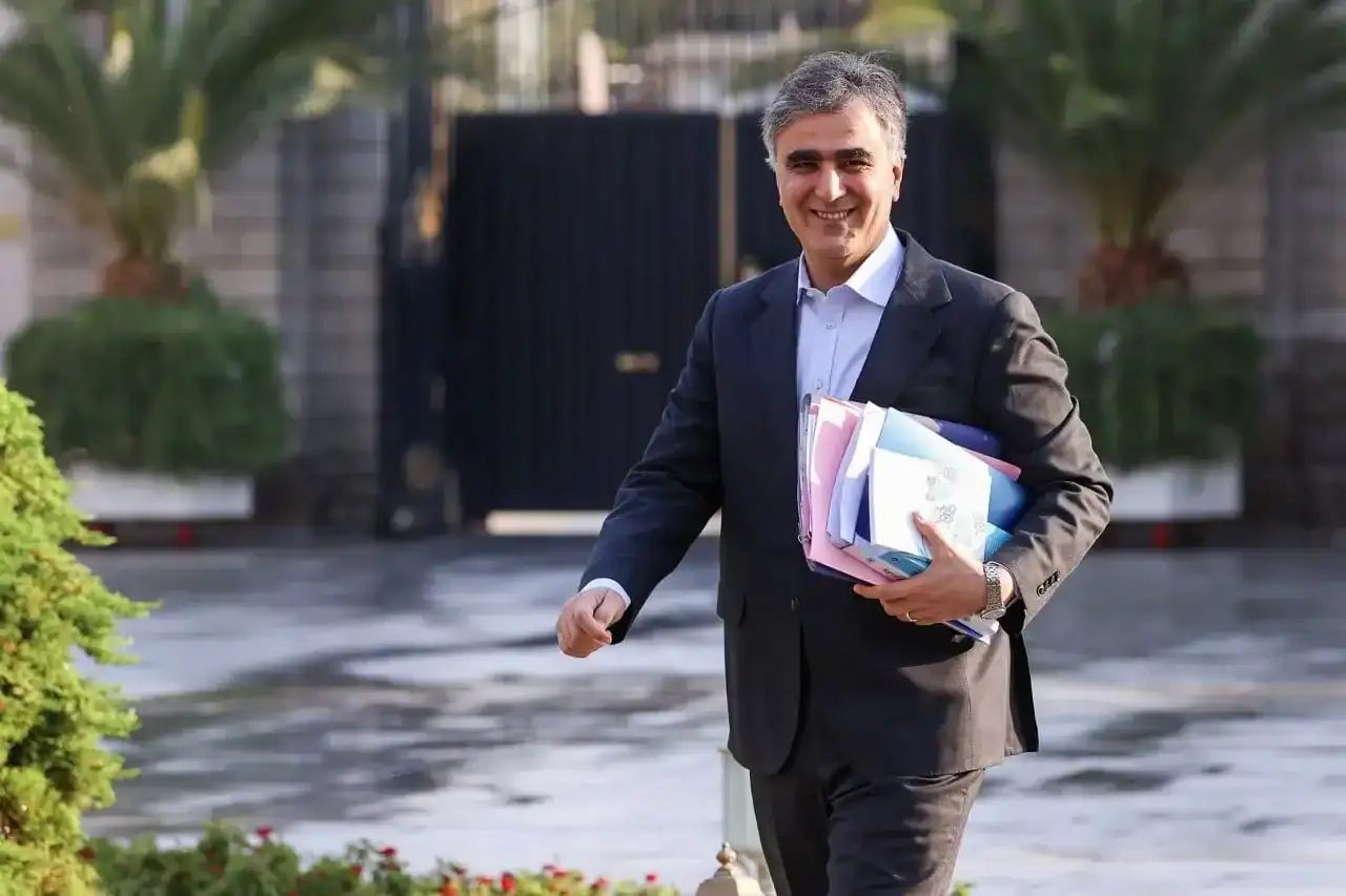 دلار ۱۲۰ هزار تومانی؛ سقوط ریال ادامه دارد / چرا سیاست‌های ارزی بانک مرکزی نتیجه نمی‌دهد؟