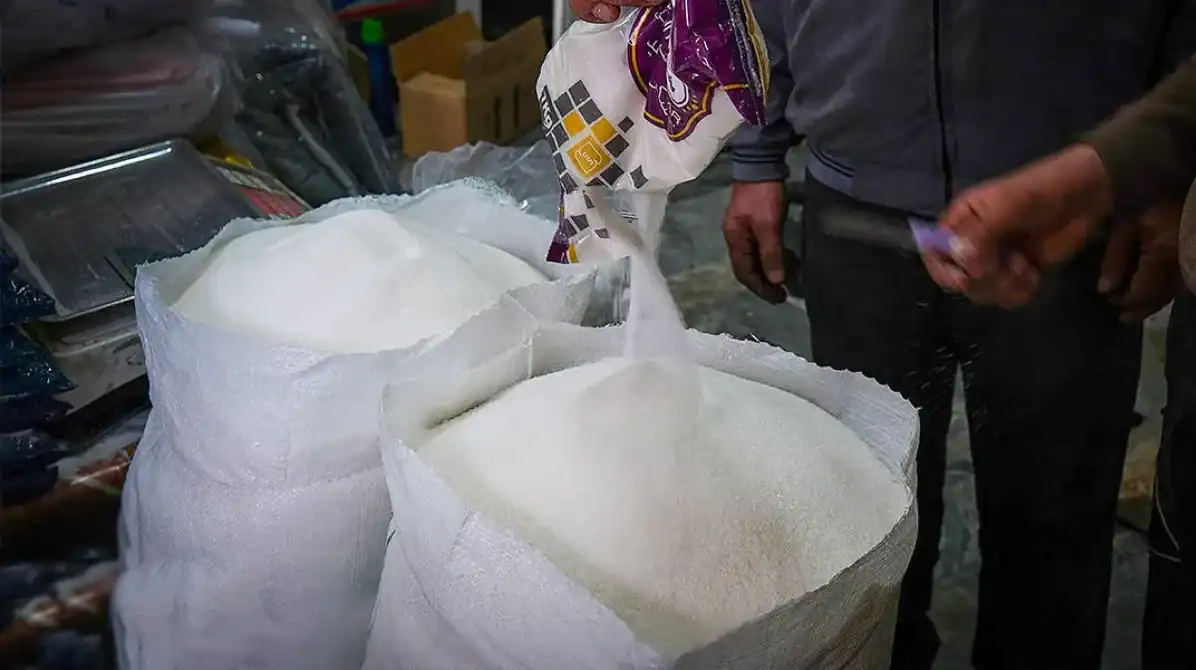چرا بازار شکر برخلاف دیگر کالاهای اساسی باثبات مانده است؟ | قیمت شکر کمتر از نرخ مصوب