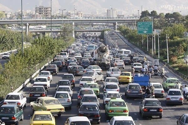 شکل گیری ترافیک پرحجم و سنگین/ خیابان آزادی حوالی استاد معین و ۲ بزرگراه همت و حکیم ترافیک سنگین است