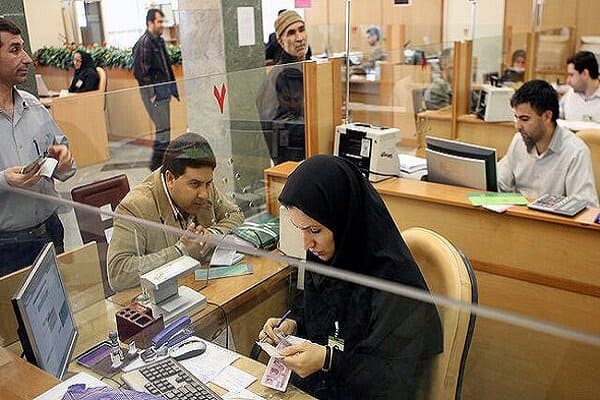 آلودگی هوا بانک‌ها را نیمه‌تعطیل کرد؛ فقط شعب کشیک تهران فعال می‌مانند