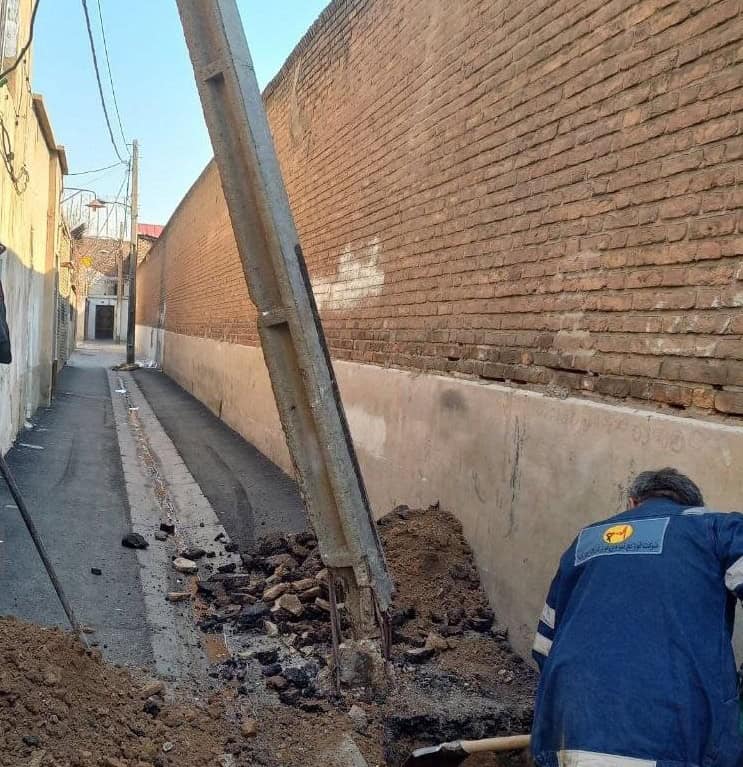 معضل تیرهای برق در کوچه‌های تنگ تهران؛ چرا عبور و مرور سخت است و چه راهکاری در پیش است؟