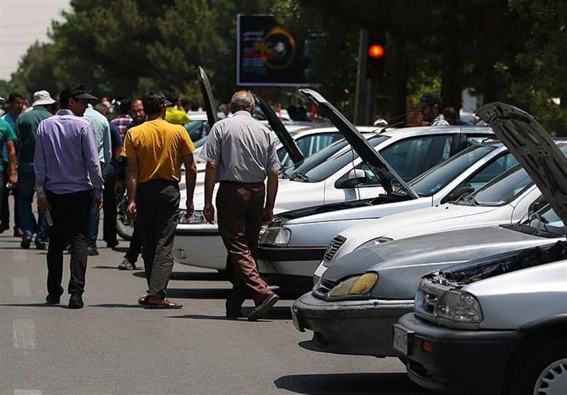 بازار خودرو قفل شد؛ دلار ۱۲۸ هزار تومانی خریدار و فروشنده را مردد کرد
