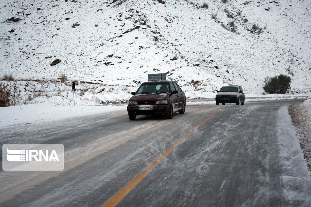 ترافیک نیمه سنگین آزادراه قزوین _ کرج _ تهران/ بارش برف و باران در برخی جاده‌های کشور