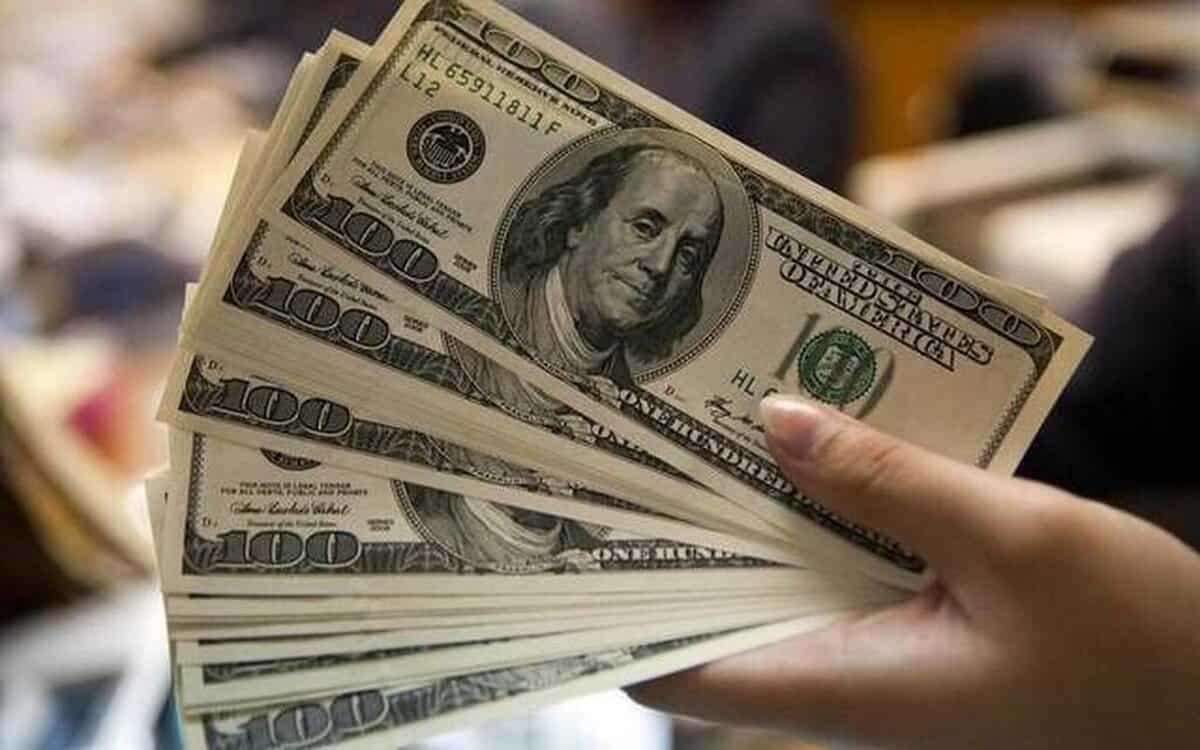 بازار ارز در وضعیت انفجاری؛ چرا دلار به مرز ۱۴۰ هزار تومان نزدیک می‌شود؟
