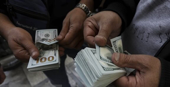 دلار توافقی از ۸۲ هزار تومان عبور کرد؛ سیگنال تازه ارزی به بورس صادراتی