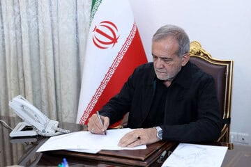 آقای پزشکیان! خسته شده اید؛ دست یوسف و دیگر فرزندان را بگیرید و چندروز به مرخصی بروید؛فوتسال هم بازی کنید