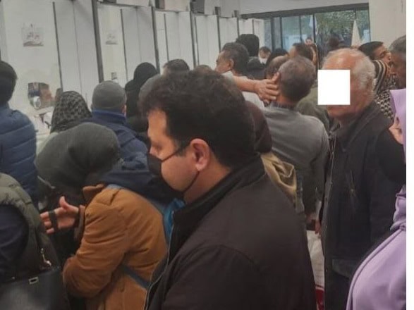 پیک کرونا و آنفلوآنزا؛ داروی حیاتی همچنان فقط با ایستادن در صف‌های آلوده!
