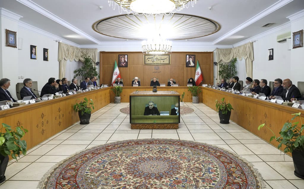 دولت کجای ماجرا ایستاده است؟ وقتی ارز، بنزین و کالاهای اساسی هم‌زمان گران می‌شوند