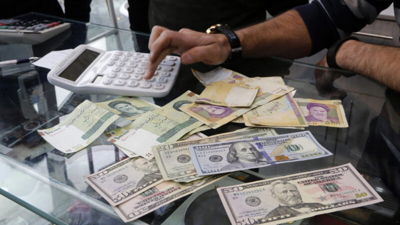 تعدادی از صرافی‌های بازار تهران دست از فروش دلار کشیدند
