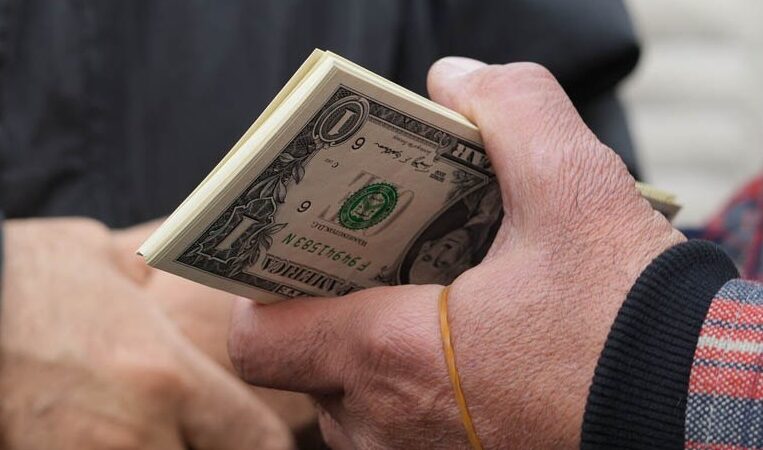 دلار در مسیر صعودی قفل شد؟ | سیگنال‌های سیاستگذار و هشدار تحلیلگران از تورم جدید