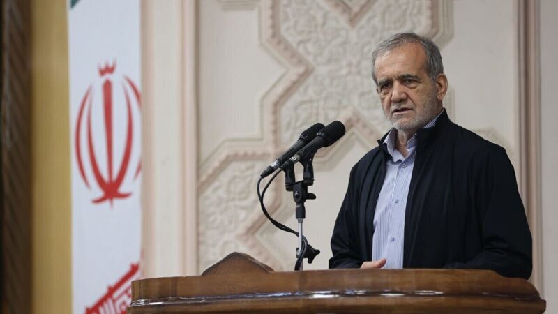 پزشکیان: در هیچ اعتراضی تفنگ به دست نمی‌گیرند و نیروهای نظامی و آمبولانس و بازار را آتش نمی‌زنند