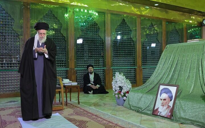 حضور رهبر انقلاب در حرم امام (ره) در آستانه دهه فجر