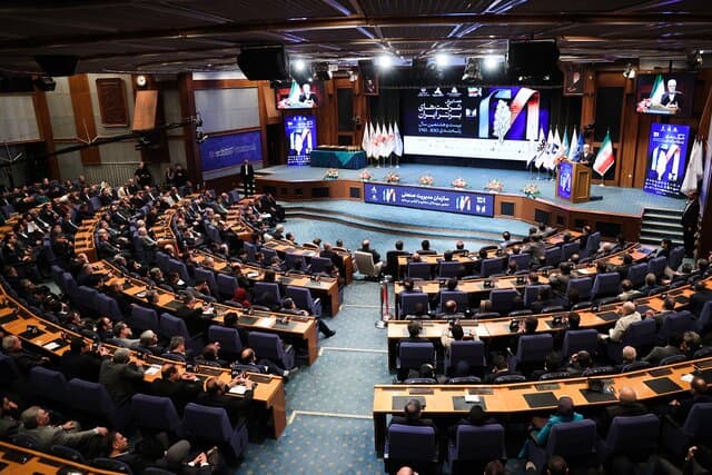 عارف: قصد آغاز درگیری نداریم، اما در دفاع از کشور هیچ تردیدی نخواهیم داشت