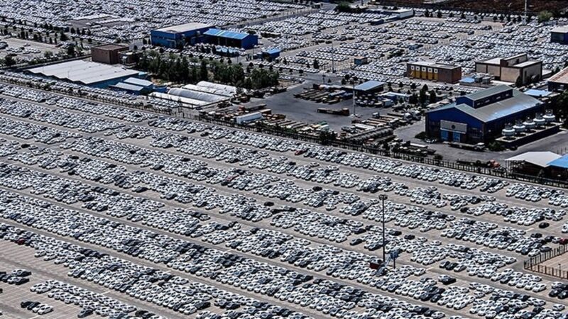 پارکینگ‌های پر، بازار خالی؛ گره بزرگ صنعت خودرو به جان خریداران افتاد