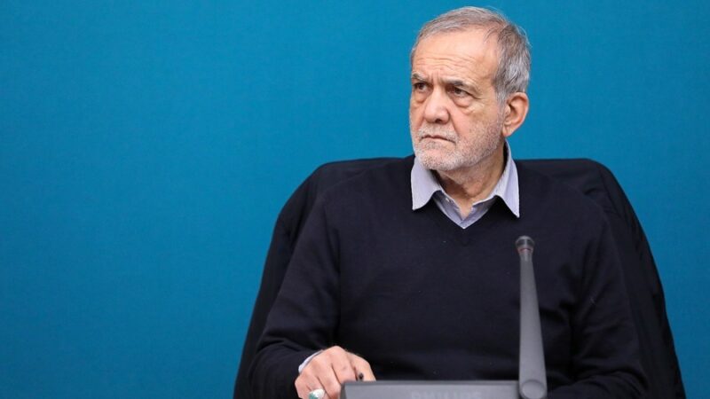 پزشکیان: وزیر اطلاعات موضوع هنرمندانی که احیاناً بازداشت شده‌اند بررسی و مسائل آنان را حل‌وفصل کند