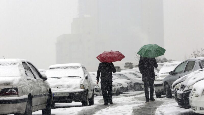 بارش برف و باران در جاده های ۲۲ استان