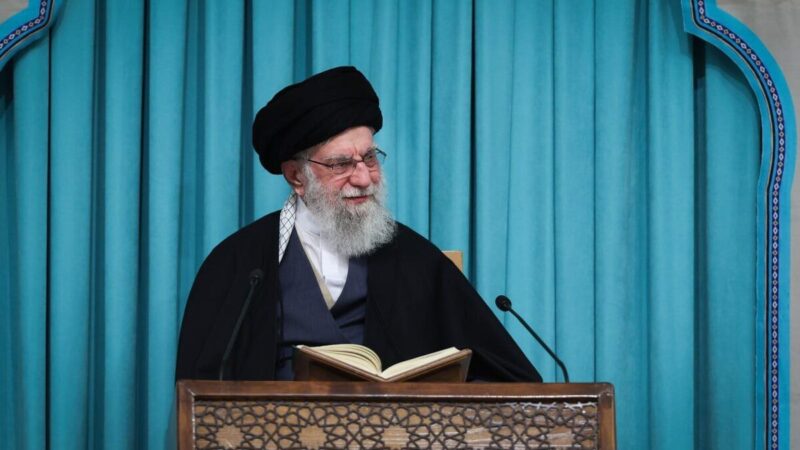 رهبر انقلاب: ان‌شاءالله همه شما با قرآن محشور باشید و روز به روز این نهال قرآنی رشد بیشتری کند