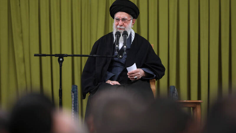 رهبر معظم انقلاب اسلامی:در 22 بهمن با نشان دادن اراده و ایستادگی خود، دشمن را مأیوس کنید