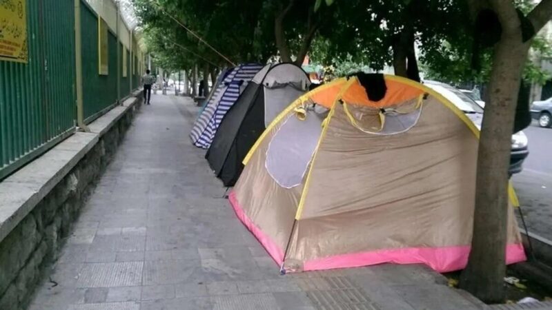 پایتختِ درمان، بی‌پناهی خانواده‌ها؛ شب‌های سرد اطراف بیمارستان‌های تهران