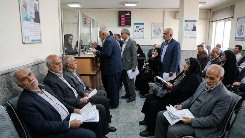 بازنشستگان زیر فشار بیمه تکمیلی؛ حق بیمه می‌رود، تعهد دیر می‌رسد