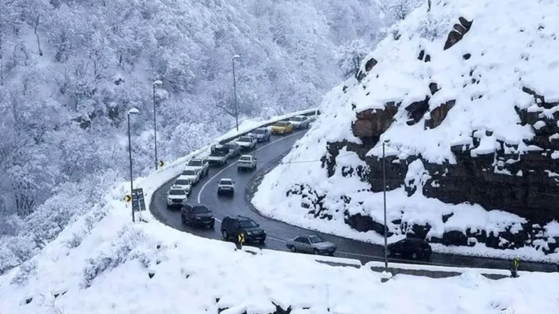 بازگشایی جاده چالوس و آزادراه تهران ـ شمال/ بارش سنگین برف و ترافیک پرحجم در محور هراز