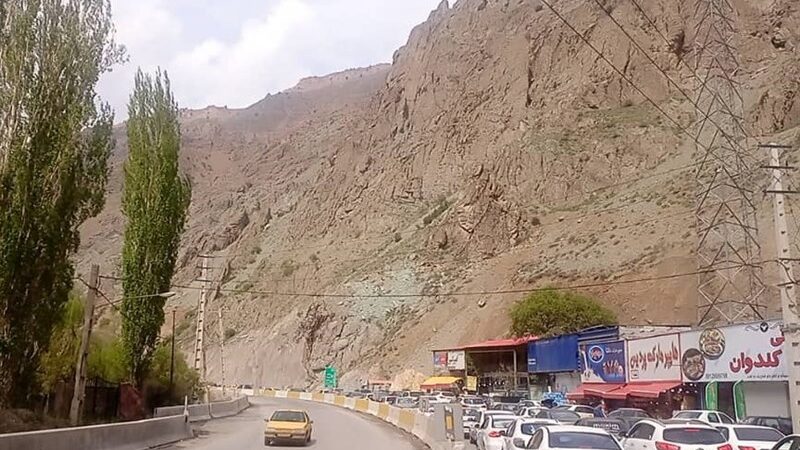 ترافیک سنگین در جاده چالوس/ بارش برف و باران در جاده‌های 8 استان