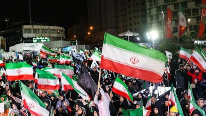 وقتی آسمان تهران می‌لرزید، چطور یک دانش‌آموز با پرچمش دشمن را فراری داد؟
