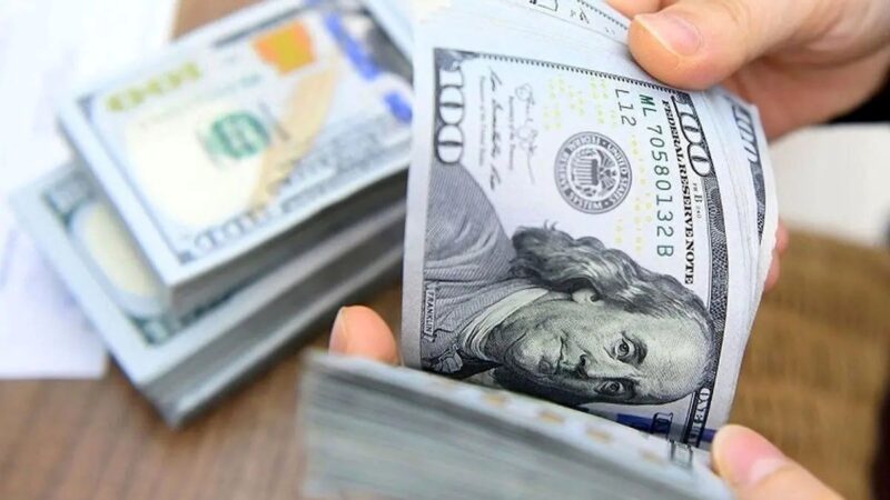 فروش دلار با کارت ملی در بن‌بست؛ سه بانک، صرافی‌های بی‌ارز و یک تبصره عجیب