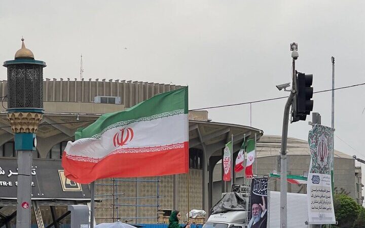 روایت ایستادگی در قلب تهران؛ پرچمی که میان زخم‌های جنگ همچنان برافراشته ماند