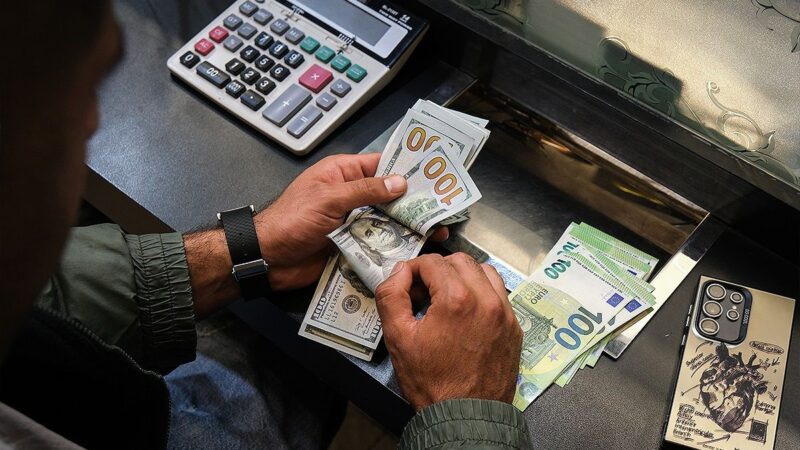 بانک مرکزی وارد بازار دلار شد؛ آیا ریزش قیمت ارز آغاز می‌شود؟