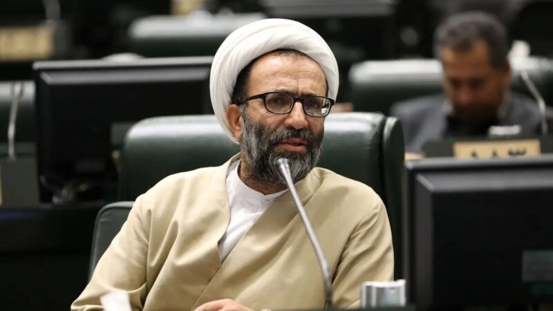 عضو هیئت‌رئیسه مجلس: گویا وزیر ارتباطات در زمان حمله به بانک‌ها در حال ماست خوردن بوده