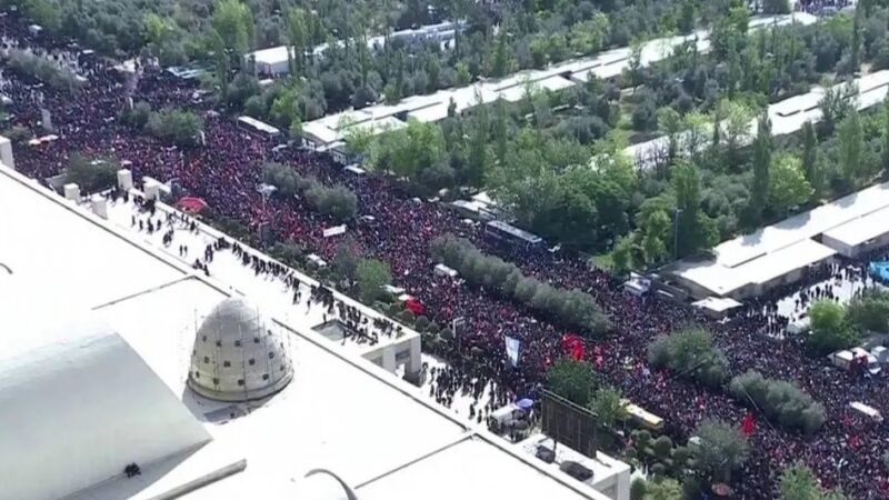 بازتاب گسترده نماز بر پیکر رهبر شهید در رسانه‌های جهان | از پوشش زنده تا تحلیل پیامدهای سیاسی