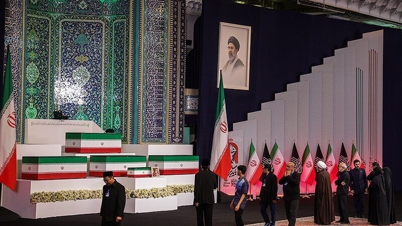 ادای احترام مهمانان و مسئولان خارجی به پیکر امام شهید