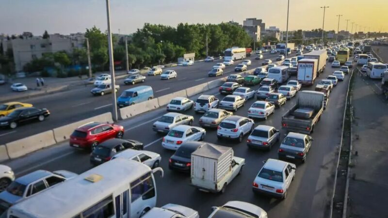 مسافران تهران-شمال نزدیک ۱۲ ساعت است در اتوبان شمال در جاده گرفتارند؛ پلیس راه را باز کند!