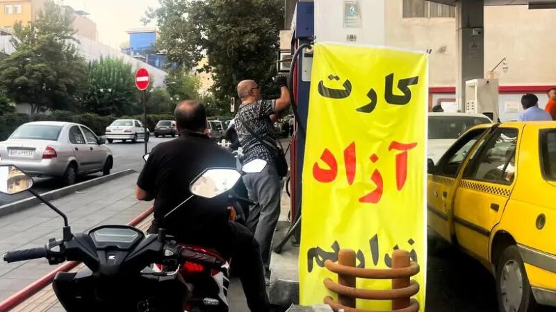 سهمیه بنزین برای هر ایرانی؛ عدالت انرژی یا تقسیم دوباره یارانه‌ها؟