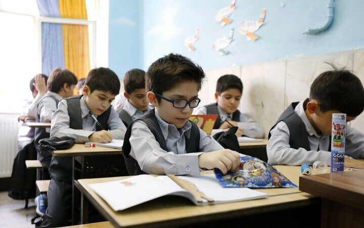 پول میلیونی پشت درِ مدارس دولتی؛ ثبت‌نام دانش‌آموزان چرا برای بعضی خانواده‌ها پرهزینه شده است؟