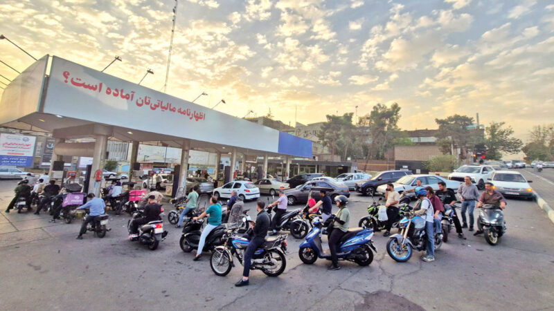 بنزین در تهران وارد فاز تازه شد؛ اجرای چراغ‌خاموش طرح دولت و خطر طولانی‌تر شدن صف‌ها