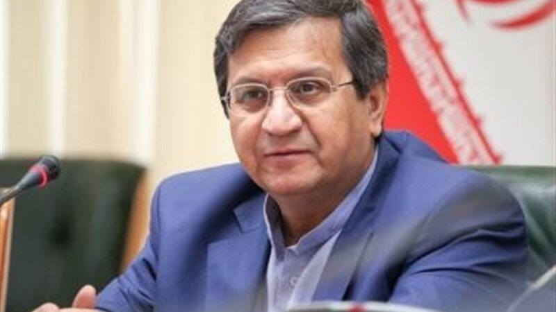 همتی: بازار ارز آرام می شود