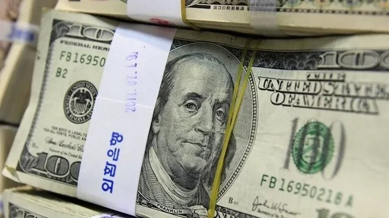 فروش ۱۰ هزار دلار توسط بانک‌ها؛ آیا دلارهای مردم دوباره وارد چرخه بازار می‌شود؟